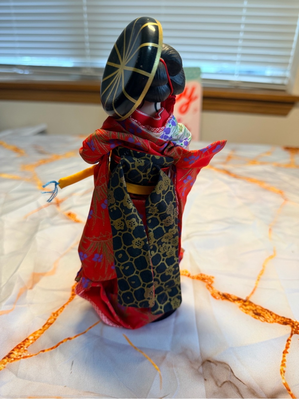 Porcelian doll 1990 Avon international - Picture 7 of 7